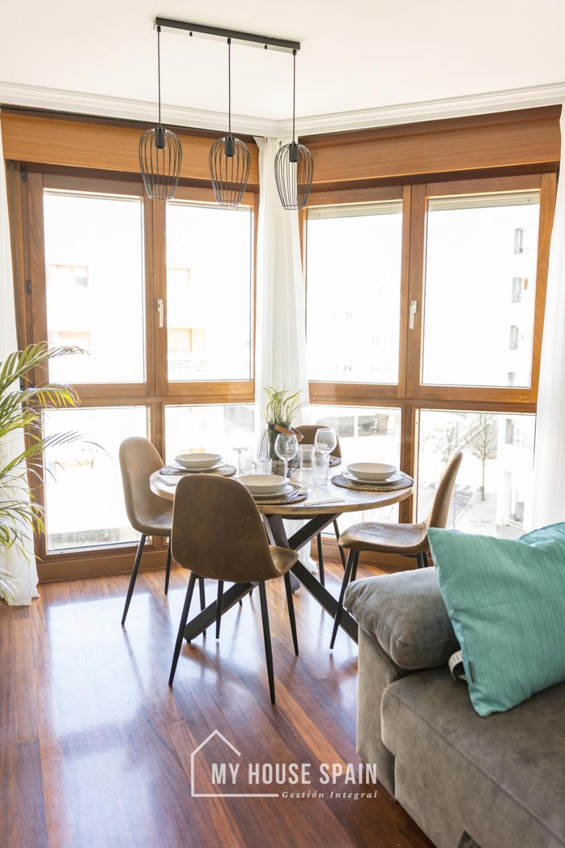Apartamento Playa de poniente, con vistas al mar y parking gratuito Gijón Exterior foto