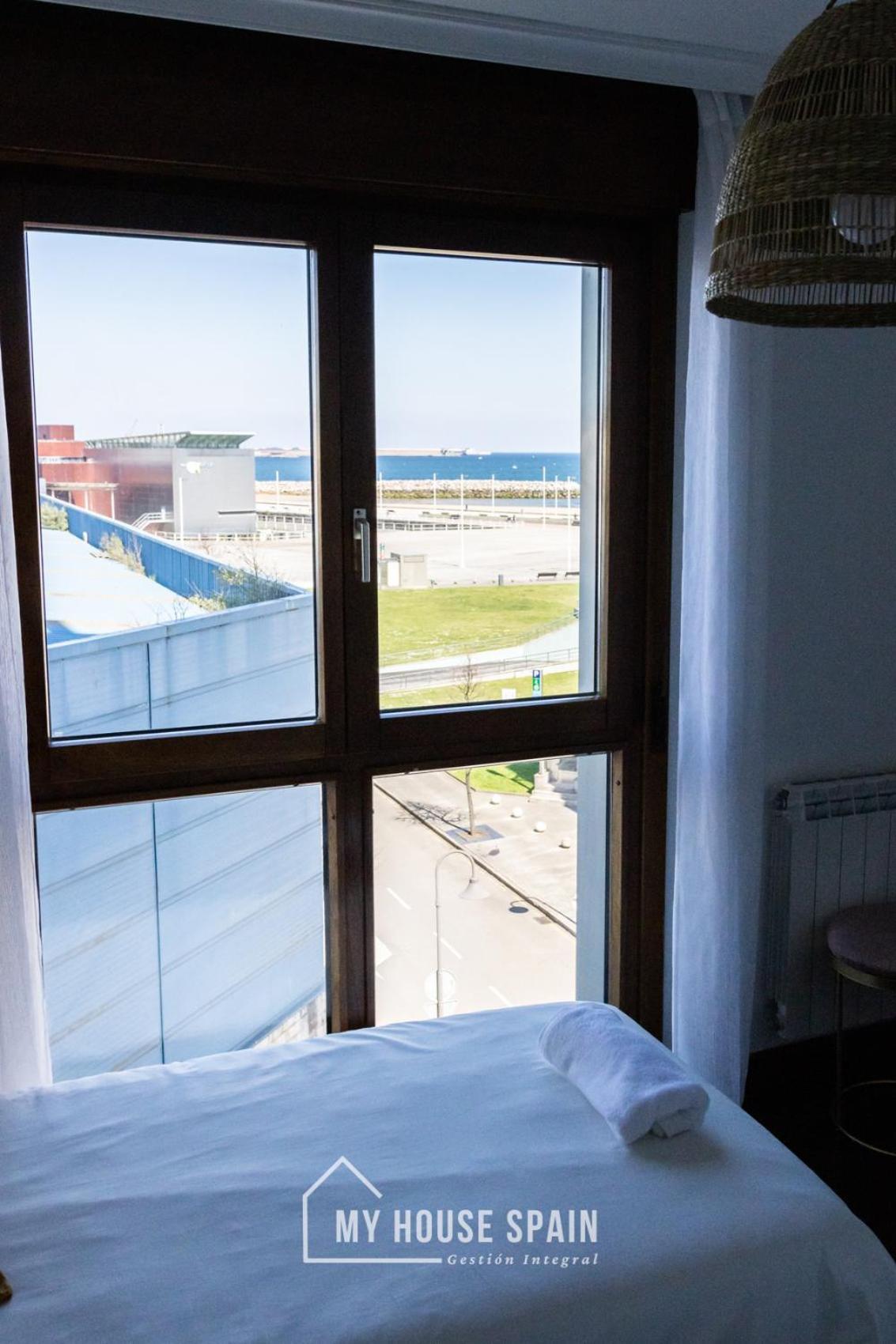 Apartamento Playa de poniente, con vistas al mar y parking gratuito Gijón Exterior foto