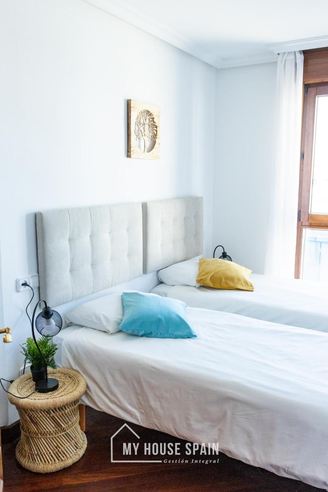 Apartamento Playa de poniente, con vistas al mar y parking gratuito Gijón Exterior foto
